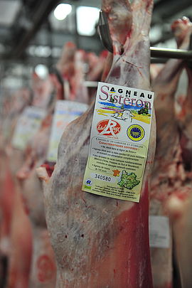 Agneau et étiquette Label rouge IGP Agneau de Sisteron
